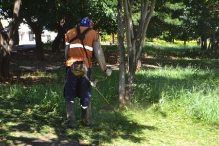 Praça no Jardim Everest recebe poda do mato