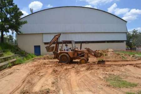 Prefeitura reforma quadra de areia do Campo do Rosolen
