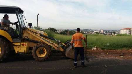 Prefeitura recolhe materiais descartados irregularmente no Jd. São Jorge