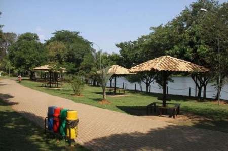 Prefeitura faz roçagem e poda de mato no Creape