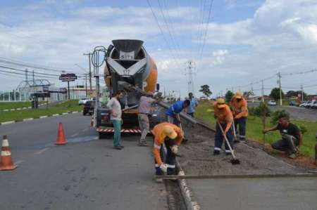 Prefeitura alarga trecho de calçada na Av. Emancipação