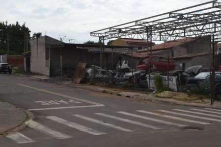 Prefeitura acompanha remoção de veículos abandonados em via pública