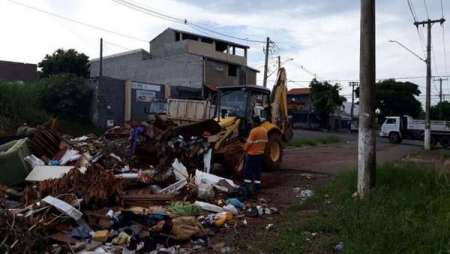 Prefeitura recolhe materiais descartados irregularmente no Jardim Amanda