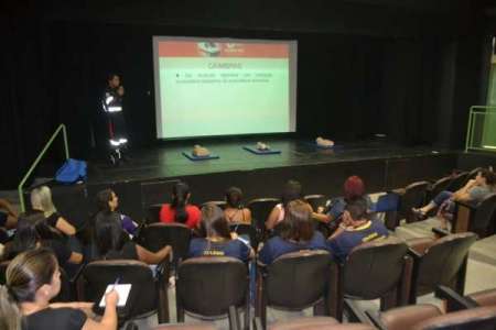 Funcionários de escolas Bolsa Creche fazem curso de primeiros socorros