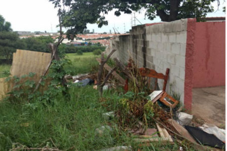 Mato alto ‘tira o sono’ de moradores do condomínio Ipê Rosa