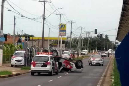 Um acidente na avenida Olivio Franceschini deixa viatura capotada