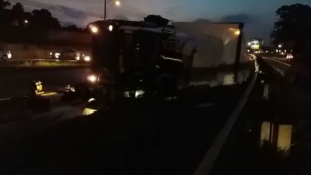 Carreta tomba e motorista fica preso nas ferragens na SP-101 em Hortolândia