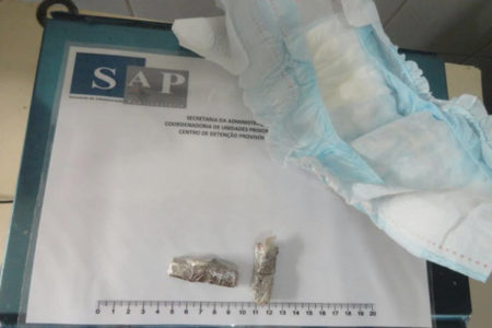 Mulher é surpreendida com maconha escondida em fraldas descartáveis