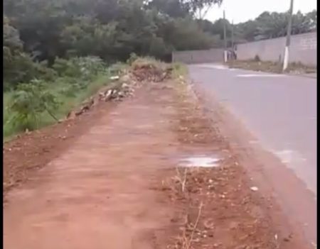 Moradora diz que área é limpa e o povo volta a jogar lixo no Jardim Santa Fé