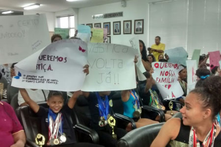 Atletas da ginástica protestam na Câmara dos Vereadores de Hortolândia