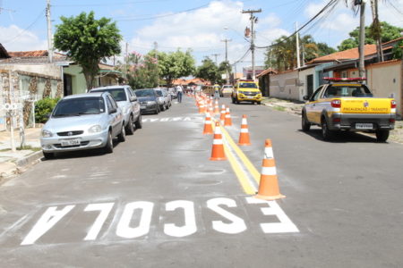 Rua das Camélias agora tem sentido único de direção