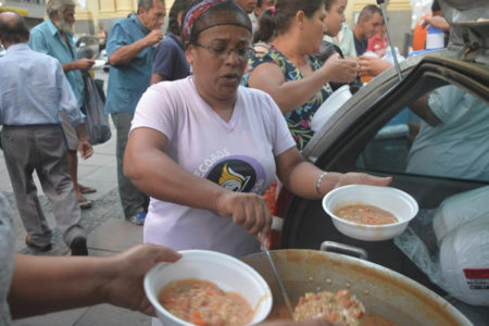 Voluntários da Assembleia de Deus realizam ação com moradores em situação de rua