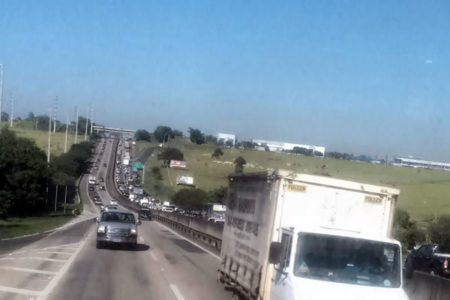 Acidente envolvendo quatro veículos deixa transito lento na SP101