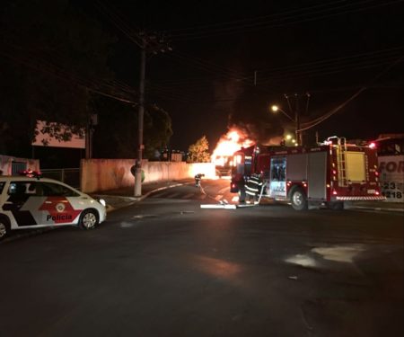 Ônibus pega fogo no Jardim Villagio Ghiraldelli, em Hortolândia