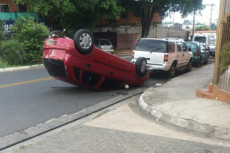Motorista esquece de puxar freio de mão e carro capota em Hortolândia