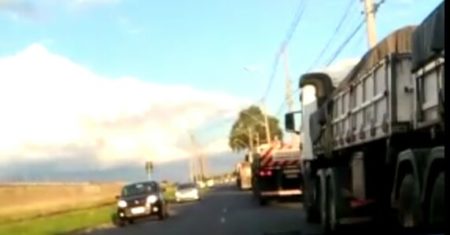 Carretas transformam via em estacionamento no bairro Nova Europa