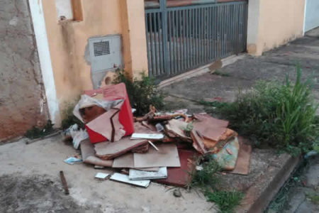 Moradores sofrem com descarte irregular em calçada há três meses