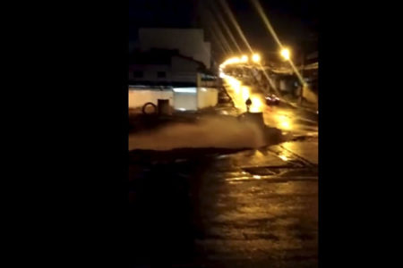 Tubulação de água estoura após forte chuva