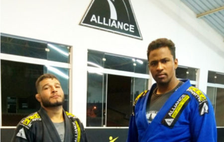 Atletas de Jiu-jitsu treinam intensamente para trazer títulos para cidade