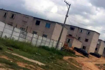 Moradores da Comunidade Jardim Adelaide declaram que prefeito lavou as mãos para as famílias