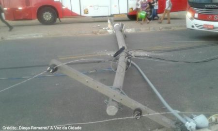 Motorista do transporte público erra manobra e derruba poste na divisa Hortolândia/Campinas