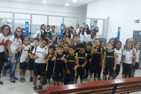 Alunos fazem homenagens no Dia da Mulher as mulheres do Detran.