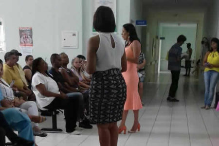 Menino de 5 anos é submetido a esperar palestra terminar para ser atendido no UBS