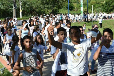 Em caminhada pela paz, jovens percorrem em torno do Parque Remanso das Águas