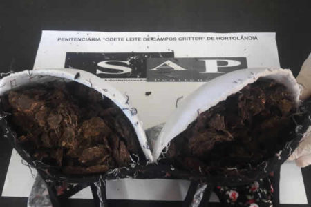 Mulher é presa com maconha em sutiã