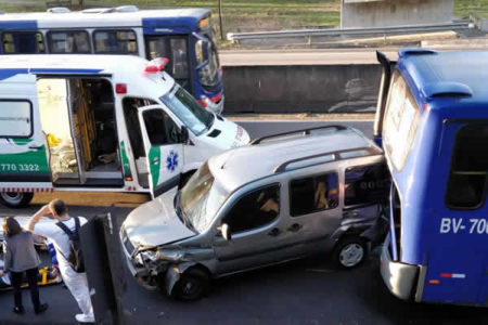 Acidente entre ônibus e carro deixa uma pessoa ferida