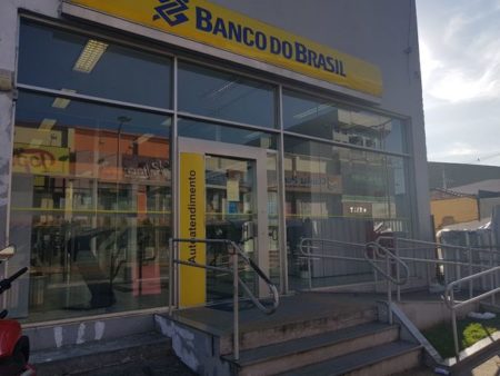 Agência do Banco do Brasil tem porta de vidro estourada no centro de Hortolândia