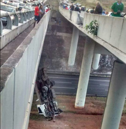 CAMINHÃO CAI DE VIADUTO DA RODOVIA SP 101 E MOTORISTA MORRE