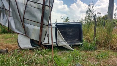 Motorista perde o controle de carro e capota na SP-101 em Monte Mor