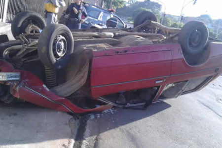 Carro capota no Minda em Hortolândia
