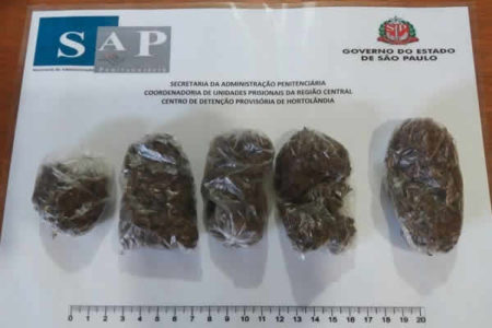 Agentes penitenciários encontram maconha escondida em pacotes de fumo