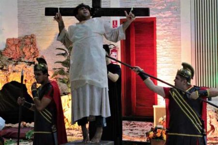 Encenação da morte de Cristo emociona público em Hortolândia/SP