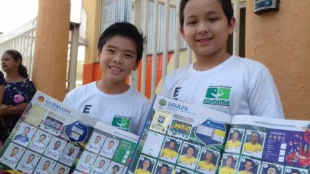 Copa: Tradição dos álbuns de figurinha movimenta a rotina dos estudantes