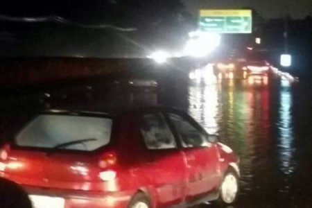 Forte chuva deixa SP 101 alagada próximo à Bosch