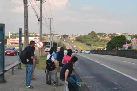 Concessionária atende a pedido de Ana Perugini e vai trocar abrigo na SP-101