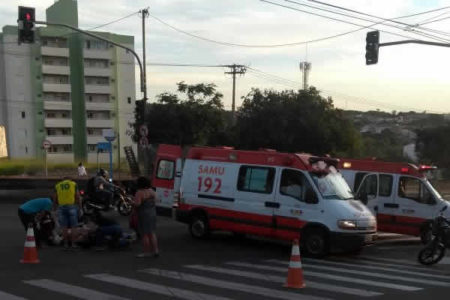 Acidentes entre carro e moto deixa um ferido na Avenida Olívio Franceschini