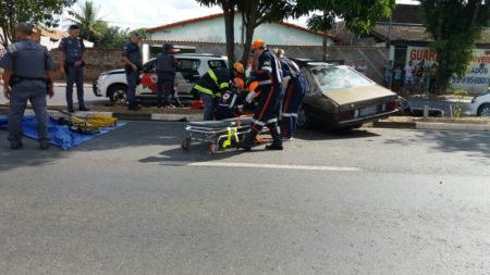 Motorista tem mal súbito e bate carro contra árvore no Jardim Amanda