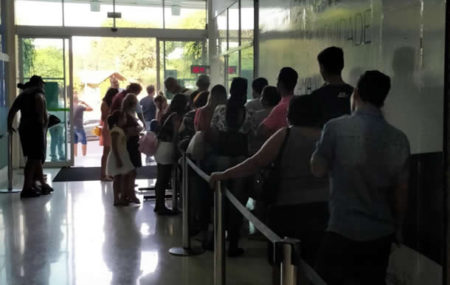 Eleitores enfrentam fila para fazer biometria no Shopping