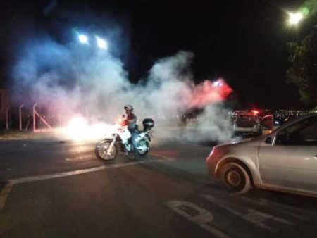 Manifestantes tentam bloquear via em frente ao PagueMenos