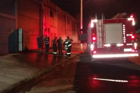 Incêndio atinge galpão no Jardim São Bento em Hortolândia