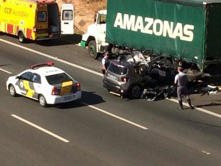 Carro bate em caminhão e deixa uma vítima fatal na rodovia dos Bandeirantes em Hortolândia