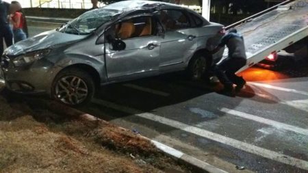 Acidente causa capotamento de um veículo em Hortolândia