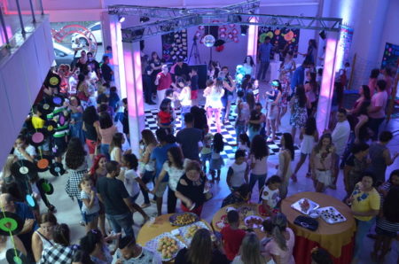 ‘Mãetinê’, matinê das mães, marca comemorações do Dia das Mães no Colégio Caramelo COC