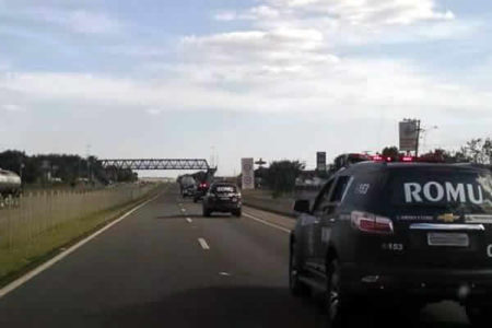 Comboio com cinco carretas abastecem postos em Hortolândia