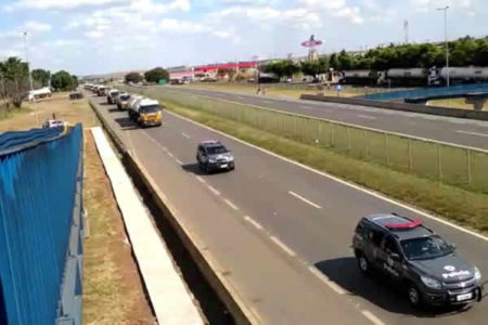 Carretas saem com combustíveis escoltadas pela polícia para os postos