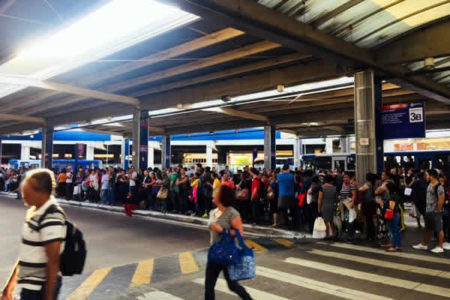 Passageiros enfrentam longas filas para retornarem à Hortolândia